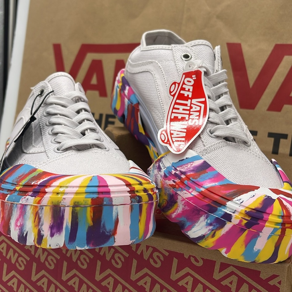 Vans WMNS White Sneakers Colorful Sole Old Skool Tape
Rainbow Swirl Nimbus Cloud - Picture 5 of 17
